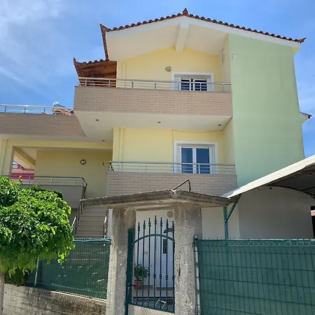 Vila 4 Bed - Sleeps 9 - Pets - Garden - Parking Fier