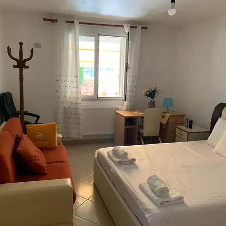 4 Bed - Sleeps 9 - Pets - Garden - Parking Villa Fier