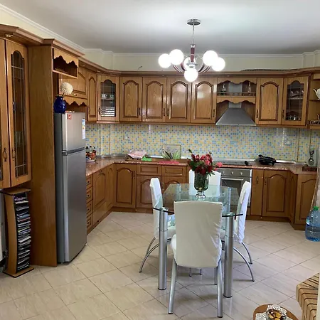 4 Bed - Sleeps 9 - Pets - Garden - Parking 别墅