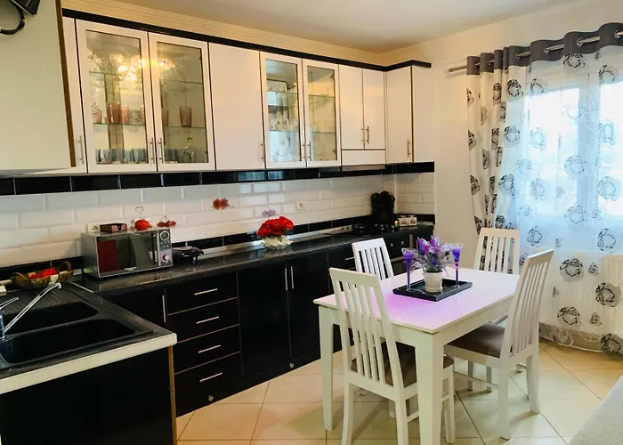 4 Bed - Sleeps 9 - Pets - Garden - Parking