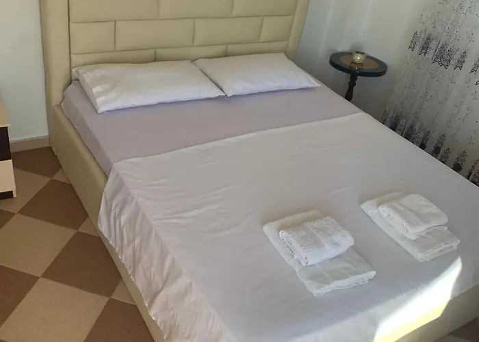 Villa 4 Bed - Sleeps 9 - Pets - Garden - Parking