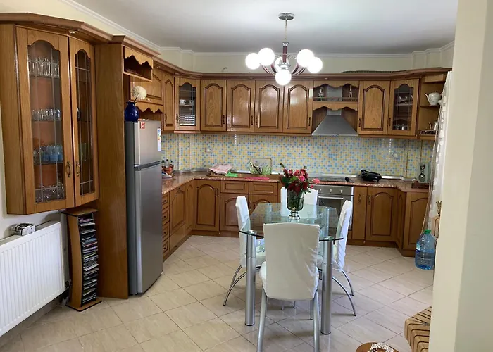 4 Bed - Sleeps 9 - Pets - Garden - Parking 别墅